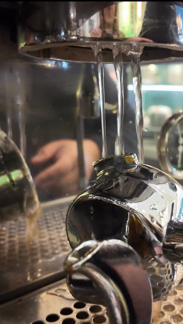 ES 🇪🇸 
Café de especialidad hecho con cuidado y pasión, en el corazón de Valencia. Un espacio para disfrutar, compartir y sentirse en casa.

EN 🇬🇧 
Specialty coffee crafted with care and passion in the heart of Valencia. A space to enjoy, connect, and feel at home.

#Valencia #VisitValencia #ValenciaSpain #TravelSpain #DiscoverValencia