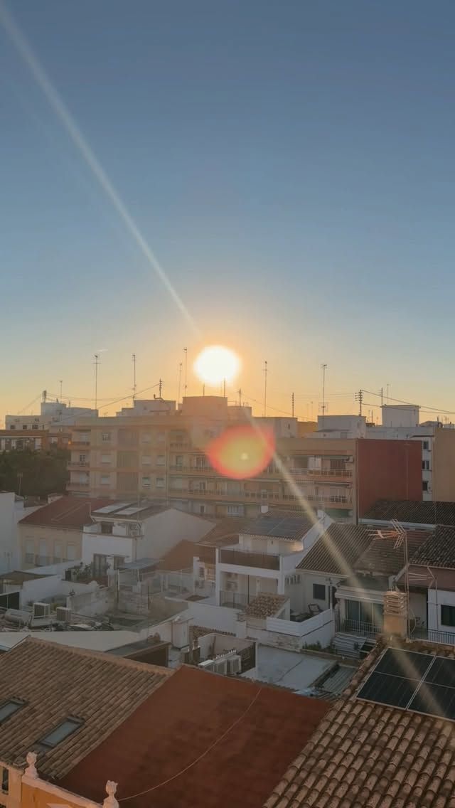 🇪🇸 Good morning, Valencia ☀️ 
El olor a café recién hecho, brunch casero y el sol del Cabanyal… así empiezan los mejores días. Te esperamos mañana en Doux-Amer para desayunar lento y disfrutar del Mediterráneo 🤍

🇬🇧 Good morning, Valencia ☀️ 
Fresh coffee, homemade brunch, and sunny Cabanyal mornings, the perfect way to start the day. We’re waiting for you tomorrow at Doux-Amer for a slow breakfast by the Mediterranean 🤍

#VisitValencia #ValenciaFood #ValenciaBrunch #Cabanyal #specialtycoffeeroaster