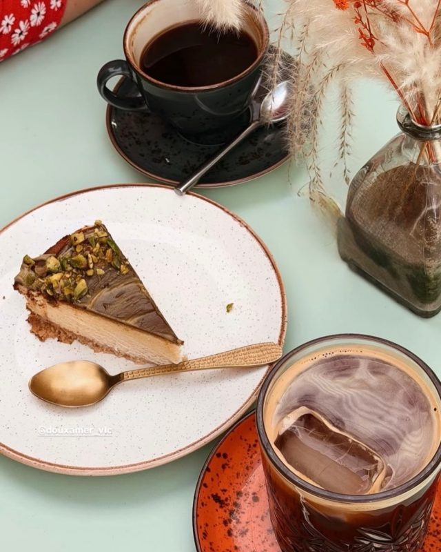 🇪🇸
Mañanas doradas, platos para compartir y ese brunch que se convierte en un momento ✨

Desde frutas frescas hasta huevos perfectamente preparados y croissants mantecosos, cada detalle está pensado para disfrutarse sin prisa… y en buena compañía.

En Doux Amer, el brunch no es solo una comida es un ritual.

🇬🇧
Golden mornings, shared plates, and the kind of brunch that turns into a moment ✨

From fresh fruits to perfectly folded eggs and buttery croissants, every detail is made to be enjoyed slowly… together.

At Doux Amer, brunch isn’t just a meal it’s a ritual.

#BrunchValencia #DouxAmer #ValenciaFood #BrunchVibes #foodiespain