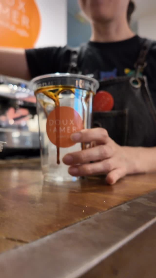🇪🇸 Como siempre, os esperamos para disfrutar de un delicioso Caramel Latte preparado con cariño por nuestra maravillosa barista Natalia ☕✨
El rincón perfecto para una pausa dulce en Valencia.

🇬🇧 As always, join us for a delicious Caramel Latte made with love by our beautiful barista Natalia ☕✨
The perfect little spot for a sweet break in Valencia.

#ValenciaCoffee #VisitValencia #BrunchValencia #CafeValencia #valencialifestyle