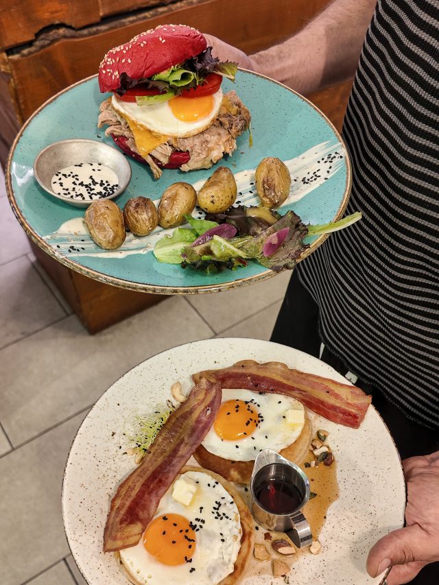 🇪🇸 Pancakes dorados, bacon crujiente y nuestra famosa pull pork burger 🍔🥞
Brunch en Valencia con sabores intensos, platos que enamoran y el mood perfecto para compartir.
Cada detalle hecho para disfrutar lento y repetir rápido ✨

🇬🇧 Golden pancakes, crispy bacon and our signature pulled pork burger 🍔🥞
Brunch in Valencia made with bold flavors, comforting plates and the perfect vibe to share.
Made to satisfy every craving, one bite at a time ✨

#ValenciaBrunch #BrunchValencia #FoodieValencia #PulledPorkBurger #pancakelovers