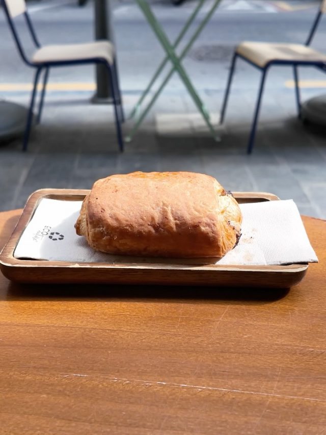 🇪🇸 Crujiente por fuera, intenso por dentro 🤎 
Nuestro pain au chocolat recién horneado + café de especialidad + una mañana en Valencia = pura felicidad. Te esperamos mañana ☀️

🇬🇧 Crispy on the outside, rich on the inside 🤎 
Freshly baked pain au chocolat, specialty coffee, and a morning in Valencia, pure happiness. Waiting for you tomorrow ☀️

#VisitValencia #ValenciaCafe #BrunchValencia #SpecialtyCoffee #valencia