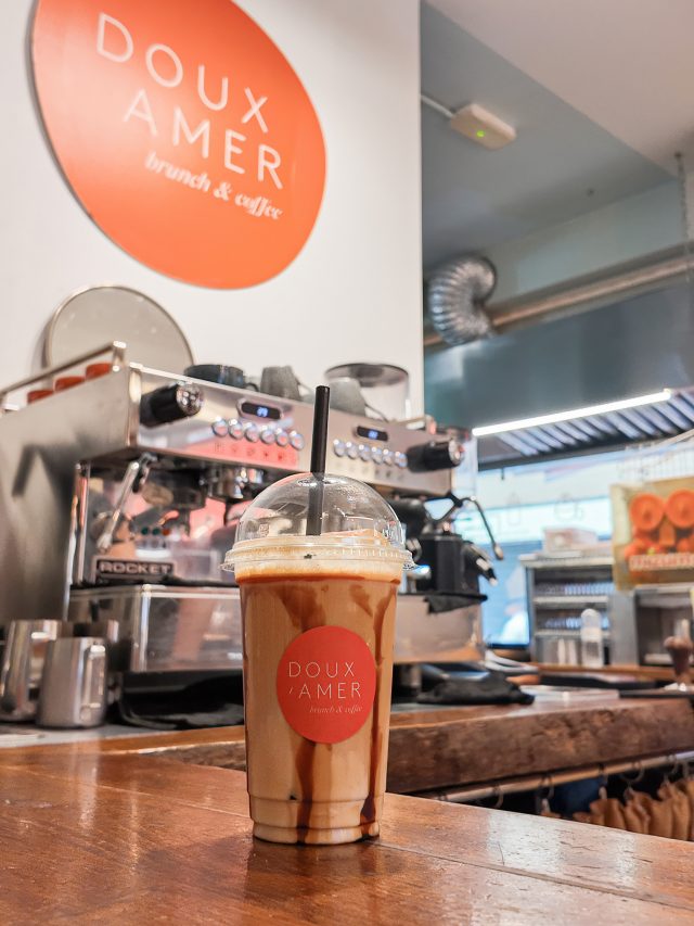🇪🇸 Dulce, cremoso y el toque perfecto de café 🤎 
Nuestro Iced Caramel Latte es todo lo que necesitas para refrescar tu día en Valencia ☀️ Te esperamos mañana para brunch y specialty coffee.

🇬🇧 Sweet, creamy, and the perfect coffee touch 🤎 
Our Iced Caramel Latte is everything you need to refresh your day in Valencia ☀️ Waiting for you tomorrow for brunch and specialty coffee.

#VisitValencia #ValenciaFood #BrunchValencia #SpecialtyCoffee #valencia