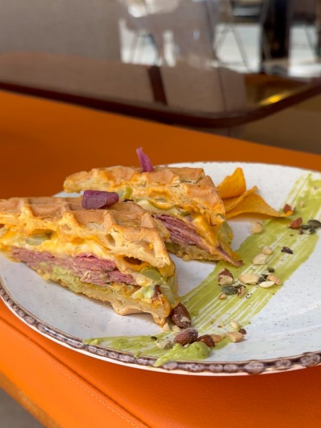 🇪🇸 Crujiente por fuera, suave por dentro… nuestro waffle de queso y pastrami es el tipo de brunch que no se olvida 🤍🧇 
La mezcla perfecta entre sabor intenso, queso fundido y ese toque aesthetic de brunch en Valencia. 

🇬🇧 Crispy on the outside, soft on the inside… our cheese pastrami waffle is the kind of brunch you won’t forget 🤍🧇 
The perfect mix of bold flavours, melted cheese, and that stylish Valencia brunch vibe. 

#ValenciaBrunch #VisitValencia #BrunchValencia #FoodieValencia #cafevalencia