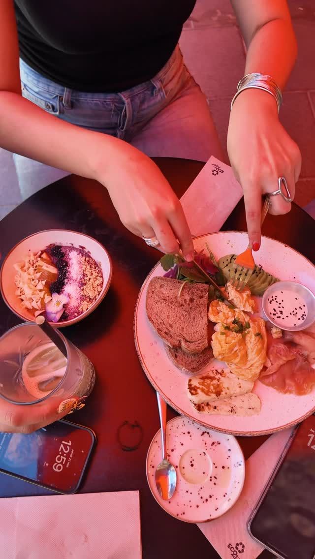 🇪🇸
Entre risas, café y sol de terraza… así se viven los momentos que importan.
En Doux-Amer Café no vienes solo a tomar café vienes a conectar ☕🧡

🇬🇧
Between laughter, coffee, and terrace sunshine… this is what the best moments feel like.
At Doux-Amer Café it’s never just coffee it’s about connection ☕🧡

#ValenciaCoffee #VisitValencia #ValenciaBrunch #CoffeeSpotsValencia #lovevalencia