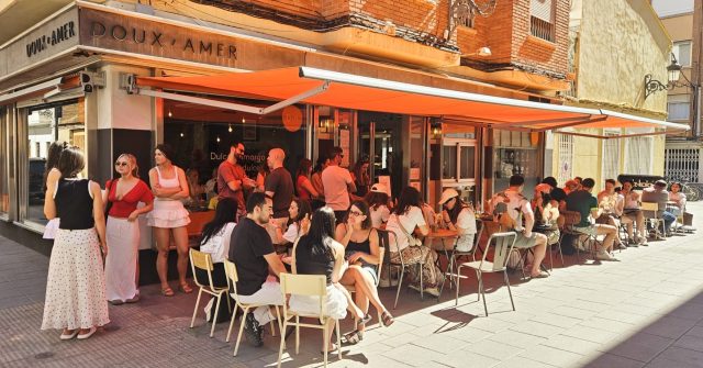 🇪🇸
Mañanas lentas, mesas llenas, buen café y conversaciones que hacen que te quedes más tiempo del planeado. ☀️🧡
Valencia se siente diferente cuando la terraza está llena y el café no deja de salir.

Sin prisas, sin reservas, solo buenas vibras en Doux-Amer.

🇬🇧
Slow mornings, full tables, good coffee, and the kind of conversations that make you stay longer than planned. ☀️🧡
Valencia just feels different when the terrace is full and the coffee keeps flowing.

No rush, no reservations, just good vibes at Doux-Amer.

#Valencia #BrunchValencia #CafeValencia #VisitValencia #specialtycoffee