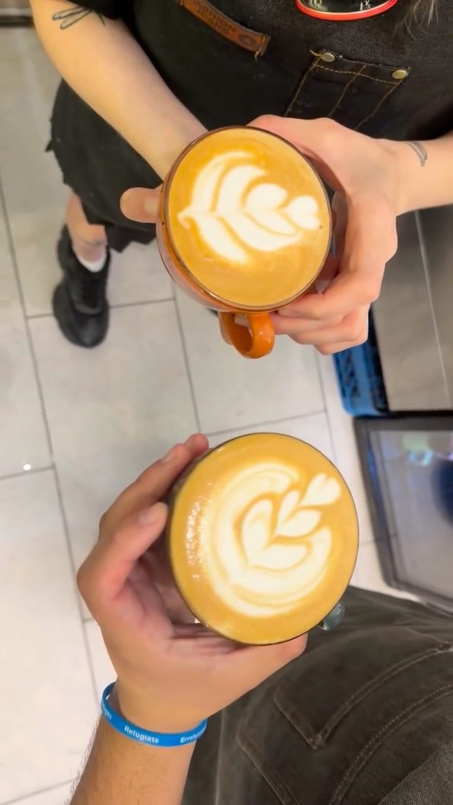 🇪🇸
Detrás de la barra empieza la batalla: leche perfecta, pulso firme y latte art al máximo nivel. ☕️ Cada barista intentando servir la taza más bonita de Valencia.

🇬🇧
Behind the bar, the battle begins: perfect milk, steady hands, and latte art at its highest level. ☕️ Every barista trying to serve the most beautiful cup in Valencia.

#ValenciaCoffee #VisitValencia #SpecialtyCoffee #CafeValencia #coffeelovers