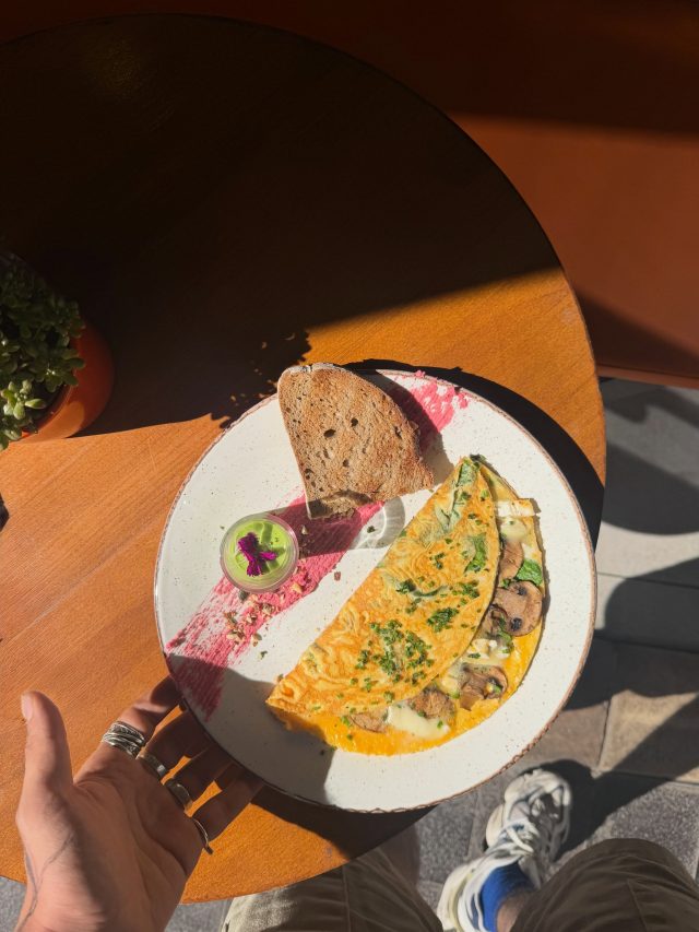 🇪🇸
Si un simple omelette vegetal puede hacer que tu mañana se sienta más tranquila, cálida y bonita, entonces ya es perfecto. La buena comida no necesita validación, solo un lugar en tu mesa.

🥚🌿☕️

🇬🇧
If a simple veggie omelette can make your morning feel slower, warmer, and better, then it’s already perfect. Good food doesn’t need validation, just a seat at your table.

🥚🌿☕️

#ValenciaCafe #BrunchValencia #VeggieOmelette #SlowMornings #specialtycoffee