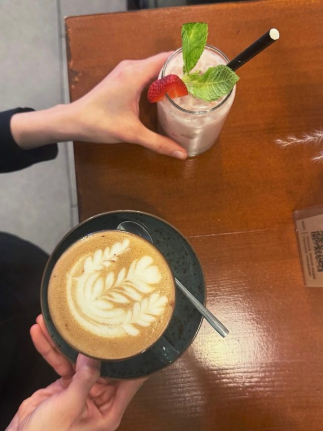 🇪🇸 Un buen café y una pequeña pausa pueden cambiar tu día. Preparado con cariño, te esperamos en Doux-Amer. ☕🤍

🇬🇧 A good coffee and a little pause can change your day. Crafted with care, we’ll be waiting for you at Doux-Amer. ☕🤍

#VisitValencia #ValenciaCoffee #SpecialtyCoffeeValencia #ValenciaCafe #coffeeloversvalencia