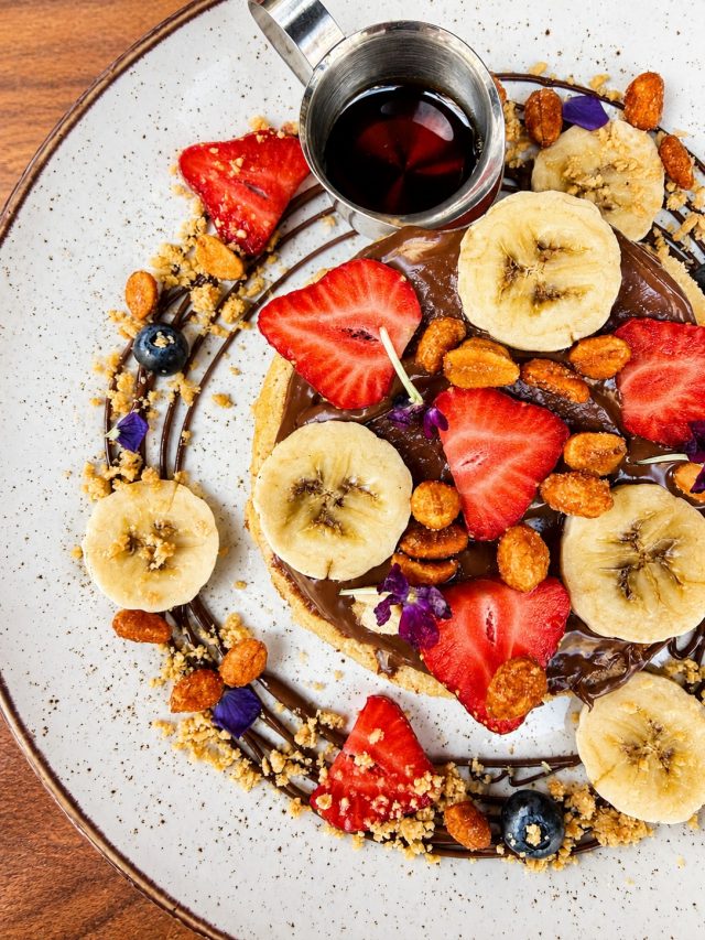 🇪🇸 Nuestra Peanutella Bomb es el postre que no sabías que necesitabas. 🥜🤎 Capas irresistibles de Nutella, mantequilla de cacahuete, paçoca desmenuzada y plátano fresco, creando la combinación perfecta en cada cucharada.

🇬🇧 Our Peanutella Bomb is the dessert you didn’t know you needed. 🥜🤎 Layers of Nutella, peanut butter, crushed paçoca, and fresh banana come together for the ultimate indulgence in every spoonful.

#VisitValencia #ValenciaFood #BrunchValencia #SpecialtyCoffee #valenciacafe
