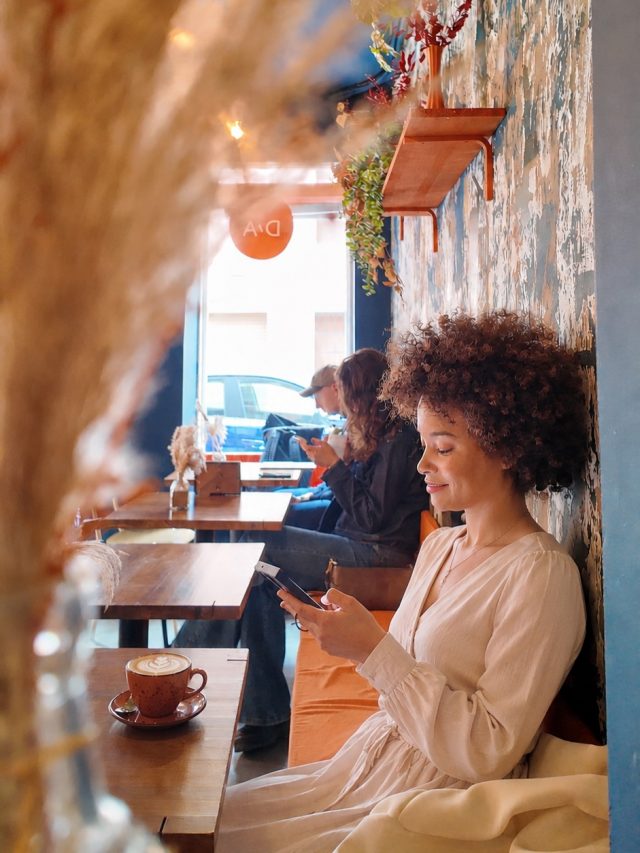 Here’s a version that matches your style:

🇪🇸 Brunch, buen café y las bebidas más refrescantes del verano. ☀️🍓

Ven a disfrutar de nuestro nuevo menú de Summer Drinks y haz que tu brunch sea aún mejor. ¡Te esperamos!

🇬🇧 Brunch, great coffee, and the most refreshing drinks of the summer. ☀️🍓

Come and enjoy our new Summer Drinks Menu and make your brunch even better. We can’t wait to welcome you!

#VisitValencia #ValenciaFood #ValenciaBrunch #LoveValencia #ValenciaLife