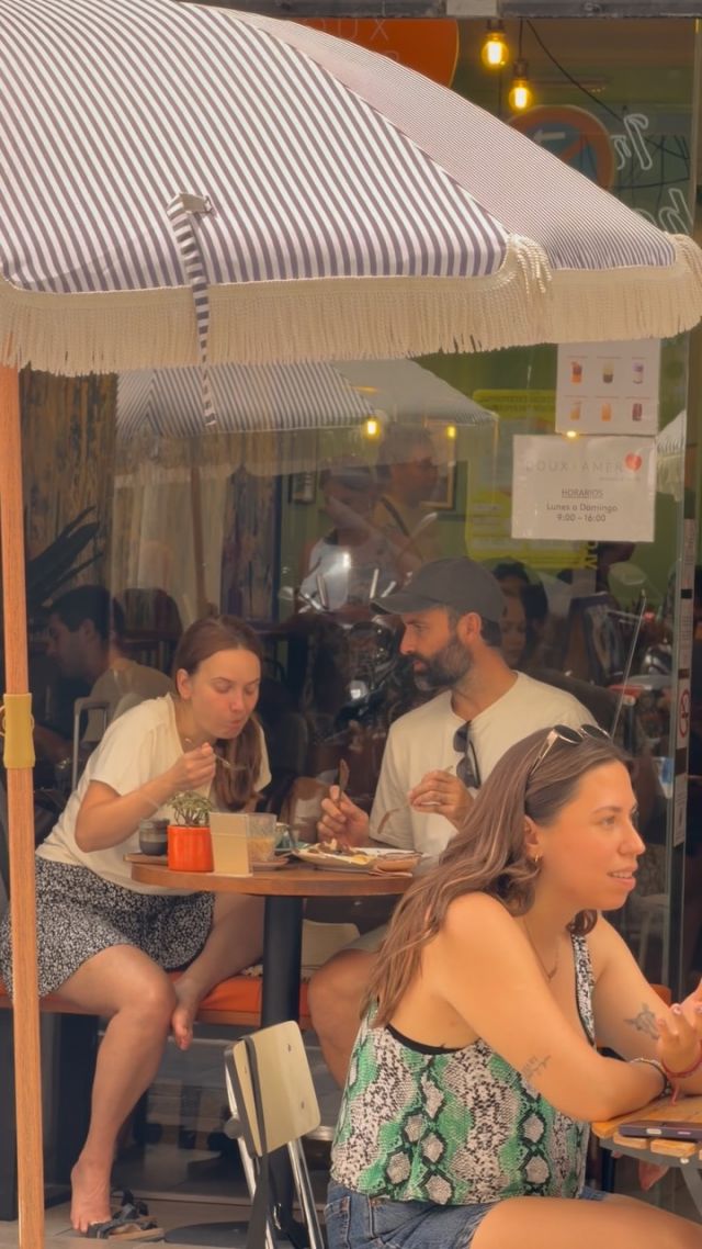 E El verano sabe mejor en Doux Amer.
Bebidas frescas, sabores irresistibles y el lugar perfecto para refrescarte. ¡Ven a disfrutar de nuestras bebidas de verano!
* Summer tastes better at Doux Amer. Ö-
Refreshing drinks, irresistible flavors, and the perfect place to cool down. Come enjoy our summer drinks! U
#Valencia #VisitValencia #BrunchValencia
#SpecialtyCoffee #coffeelovers