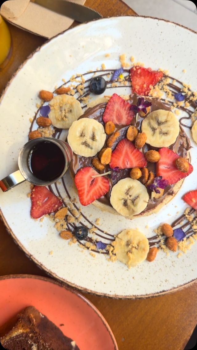 🇪🇸
🥞✨ ¡Descubre nuestra Peanutella Bomb Pancake!

Una mezcla mágica y secreta entre nuestra mantequilla de cacahuete casera 🥜 y la irresistible Nutella 🍫. 🤫💥

¡Una auténtica explosión de sabor! 🤤
Ven a disfrutarla con nosotros. ❤️

🇬🇧
🥞✨ Discover our Peanutella Bomb Pancake!

A magical secret mix of our homemade peanut butter 🥜 and irresistible Nutella 🍫. 🤫💥

A true explosion of flavour! 🤤
Come and enjoy it with us. ❤️

#Valencia #VisitValencia #ValenciaFood #BrunchValencia #foodie