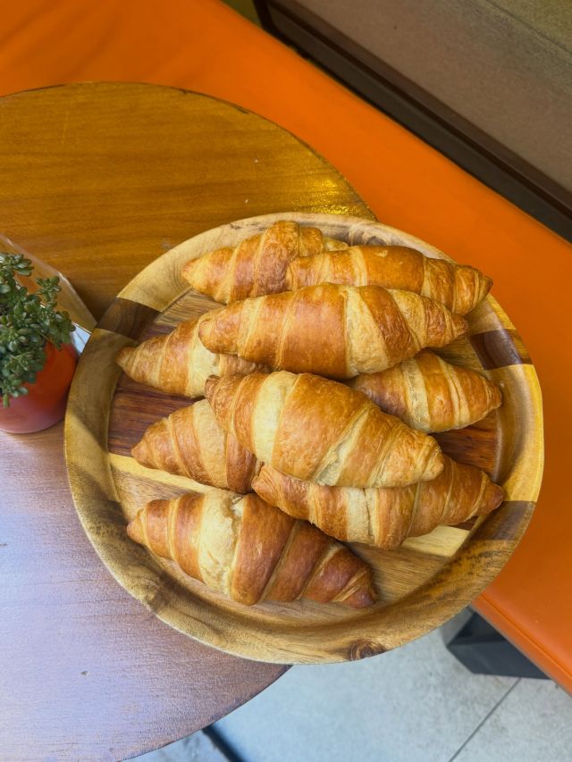 🇪🇸 ¿Qué mejor manera de empezar el día?

Un croissant recién horneado.
Un pain au chocolat dorado y crujiente.
Y un buen café para quedarse un poquito más.

Mañanas sin prisa, capas doradas y buen café.
Tu ritual de cada mañana, hecho bien.

🇬🇧 What’s a better way to start your day?

A warm, buttery croissant.
A perfectly golden pain au chocolat.
And good coffee worth staying a little longer for.

Slow mornings, golden layers, good coffee.
Your morning ritual, done properly.

#Valencia #VisitValencia #ValenciaSpain #ValenciaTravel #SpainTravel