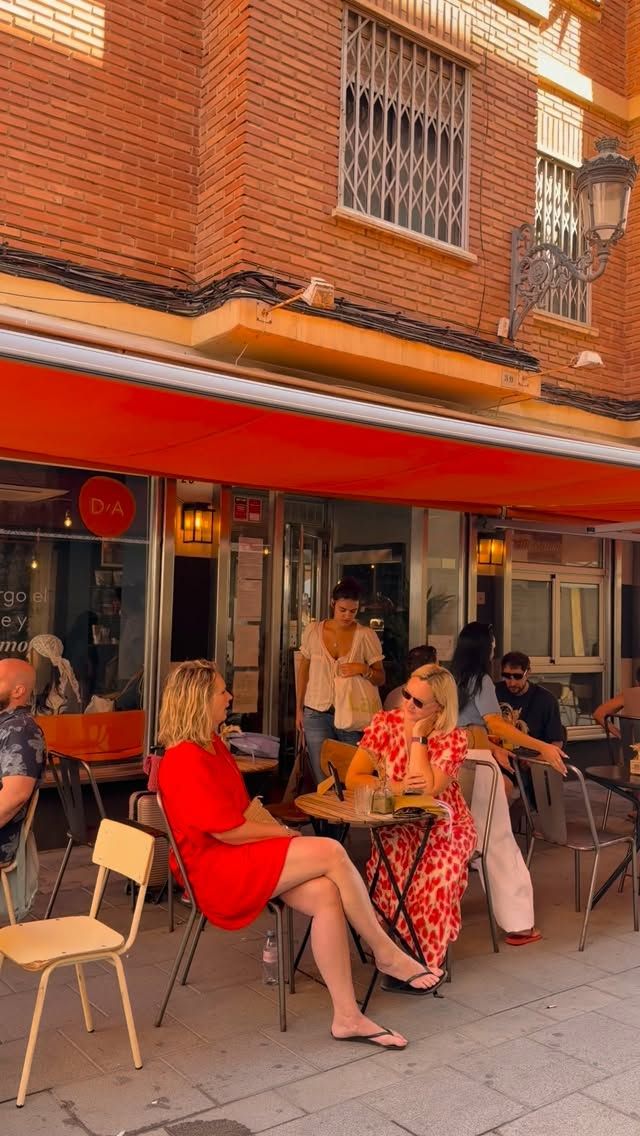 🇪🇸 GOOD VIBES ONLY 🧡

Buen café, buen brunch y esa energía que hace que quieras quedarte un poquito más.
Nos vemos en Doux-Amer. ☕️✨

🇬🇧 GOOD VIBES ONLY 🧡

Great coffee, good brunch and the kind of energy that makes you want to stay a little longer.
See you at Doux-Amer. ☕️✨

#BrunchValencia #SpecialtyCoffeeValencia #ValenciaFood #ValenciaTourism #visitvalencia