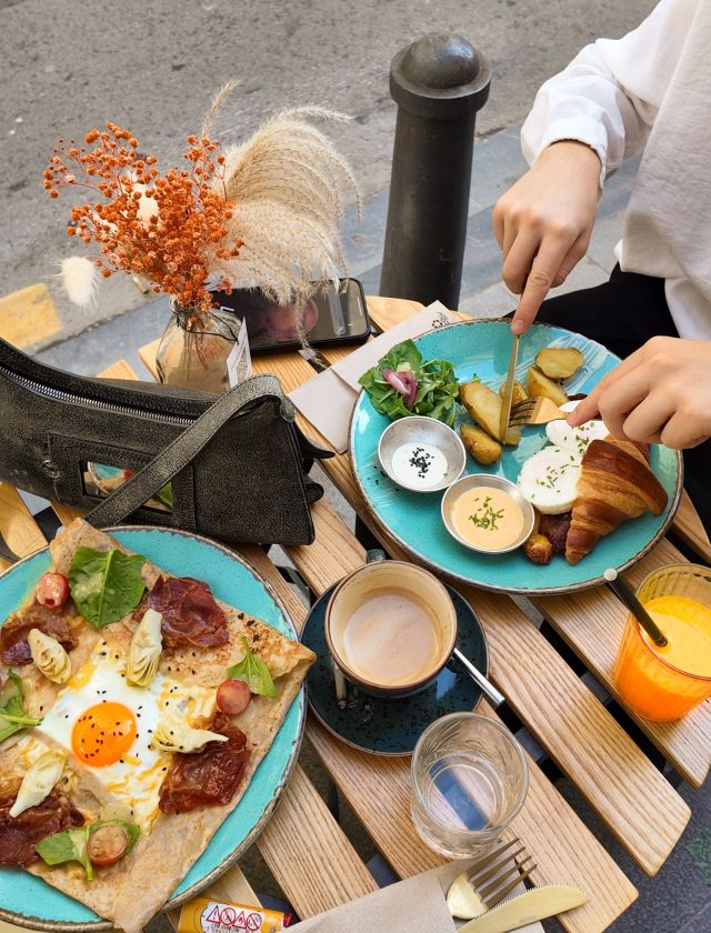 🇪🇸 Café, brunch y un poco de magia. ✨
Porque algunos planes no necesitan más: buena compañía, platos bonitos y ese café que hace que quieras quedarte un ratito más. ☕️🥐
🇬🇧 Coffee, brunch & a little bit of magic. ✨
Some plans simply need good company, beautiful plates and coffee worth staying a little longer for.

📍 Valencia : see you at brunch. 🤍

#ValenciaTourism #VisitValencia #ValenciaSpain #TurismoValencia #ValenciaCity