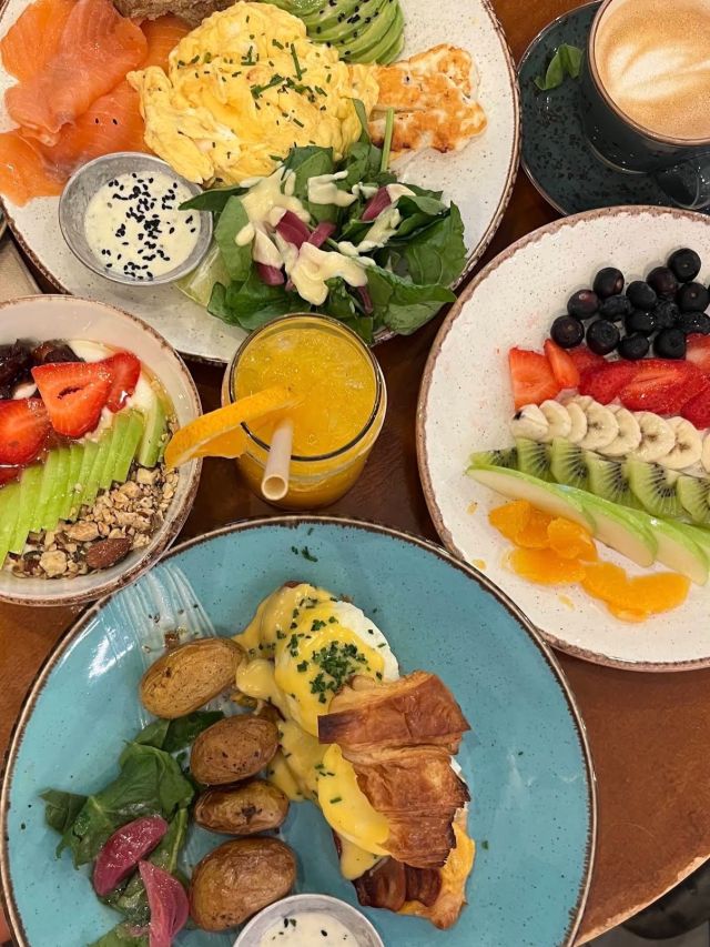 🇪🇸 Café, brunch y un poco de magia. ✨
Porque algunos planes no necesitan más: buena compañía, platos bonitos y ese café que hace que quieras quedarte un ratito más. ☕️🥐
🇬🇧 Coffee, brunch & a little bit of magic. ✨
Some plans simply need good company, beautiful plates and coffee worth staying a little longer for.

📍 Valencia : see you at brunch. 🤍

#ValenciaTourism #VisitValencia #ValenciaSpain #TurismoValencia #ValenciaCity