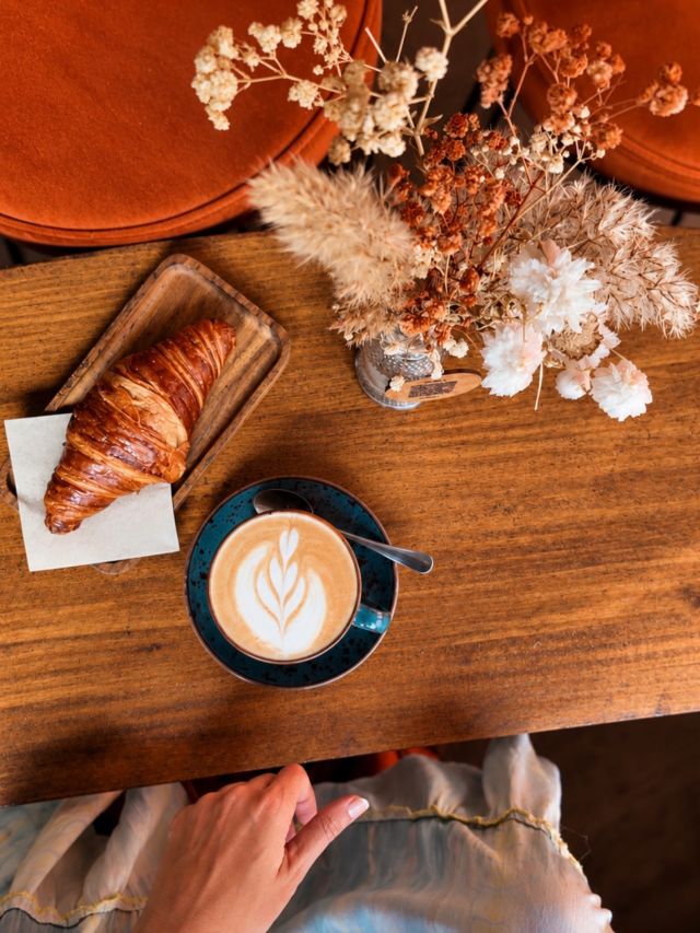 🇪🇸 Hay pequeños placeres que convierten un día cualquiera en algo especial. ☕🥐

Un buen café, un croissant recién hecho y ese ratito para disfrutar sin mirar el reloj. Aunque Valencia esté lluviosa, siempre hay un rincón acogedor esperándote. 🤎

Te esperamos en Doux-Amer.

🇬🇧 Some little pleasures make an ordinary day feel special. ☕🥐

A perfectly crafted coffee, a freshly baked croissant, and a little moment to slow down and enjoy life. Even on a rainy day in Valencia, there’s always a cosy corner waiting for you. 🤎

Come find your little moment at Doux-Amer.

#ValenciaFood #ValenciaBrunch #SpecialtyCoffee #ValenciaCafe #VisitValencia