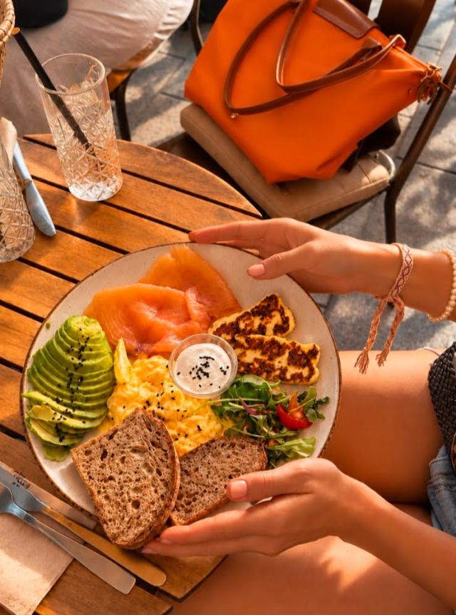 🇪🇸 Hay mañanas que merecen disfrutarse sin prisas. ☀️ Un buen brunch, un poquito de sol, buena compañía y esos pequeños momentos que hacen especial el día. 🥑🍳

Tu mesa te espera en Doux-Amèr. ¡Ven a disfrutar del brunch con nosotros! 🧡

📍 Doux-Amer Centro & Cabanyal

🇬🇧 Some mornings are made for taking it slow. ☀️ A beautiful brunch, a little sunshine, good company and those little moments that make the day special. 🥑🍳

Your table is waiting. Come brunch with us! 🧡

📍 Doux-Amer Centro & Cabanyal

#VisitValencia #ValenciaSecreta #ValenciaFoodie #ValenciaBrunch #ValenciaTurismo
